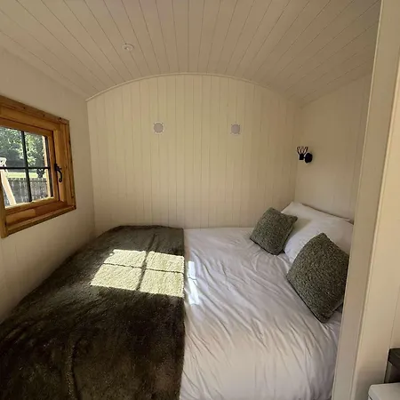 Hut In The Hall 营地