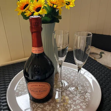 Hut In The Hall 营地